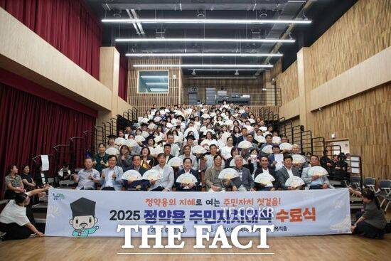지난 20일 경기도시청자미디어센터 다목적홀에서 열린 경기 남양주시의 ‘2025년 정약용 주민자치대학’ 수료식에서 총 71명의 수료생과 관계자들이 기념촬영을 하고 있다./남양주시