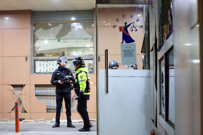 서부지법 폭동 이후 법원 창문과 외벽 등이 파손돼 있다. 연합뉴스