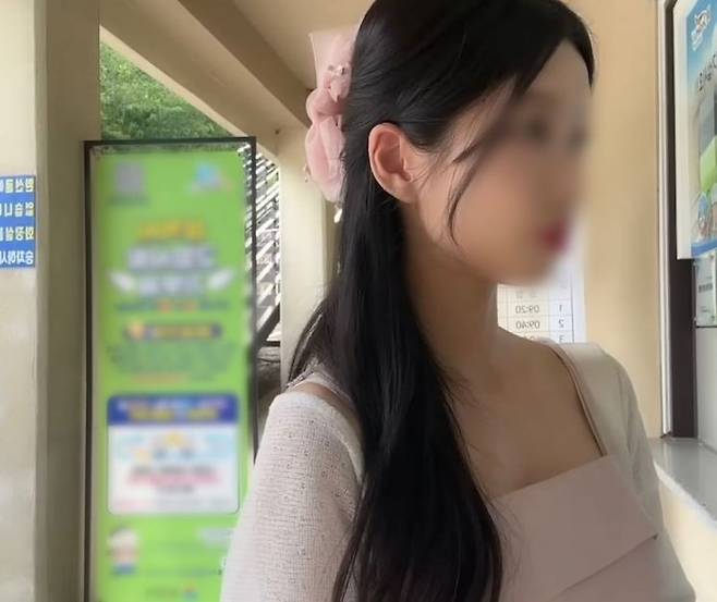 국내 한 관광지의 모노레일 매표소에서 환불을 요구한 손님이 직원에게 욕설을 듣는 장면이 담긴 영상이 확산하며 논란이 일고 있다. 온라인 커뮤니티