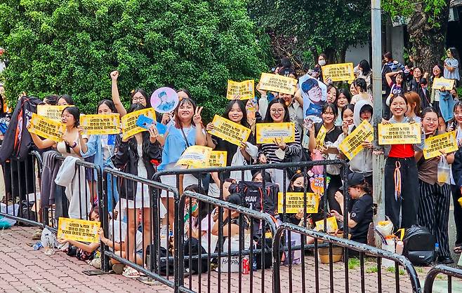 지난 18일(현지시간) 베트남 호찌민시 탄빈 체육관에서 열린 리그 오브 레전드(LoL) 게임단 HLE의 팬미팅 행사에 몰린 팬들이 응원 구호를 들어 보이고 있다. /연합뉴스