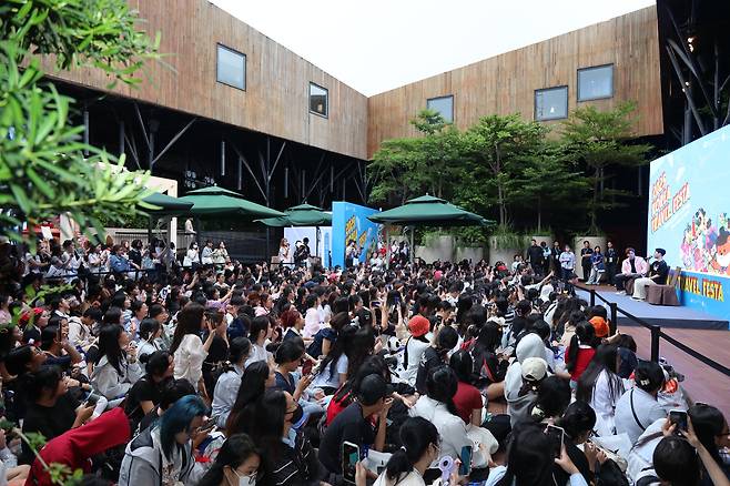 베트남 호찌민시에서 21일 열린 '2025 코리아 트래블 페스타'에서 선수 출신 인플루언서 스맵과의 팬미팅에 참여한 베트남 팬들. /한국관광공사