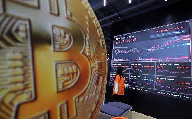 서울 서초구 빗썸라운지 전광판에 비트코인 등 가상자산 시세가 표시되고 있다./뉴스1