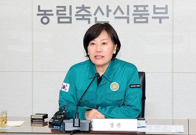 송미령 농림축산식품부 장관이 정부세종청사 농업재해대책상황실에서 여름철 본격적인 장마에 대비해 농업 분야 취약 시설 사전점검 및 재해 예방 대책 추진 상황 점검을 위한 회의를 주재하고 있다. /연합뉴스