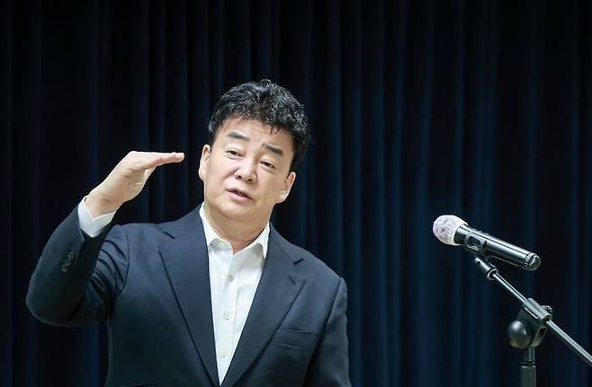 백종원 더본코리아 대표가 지난 3월28일 서울 서초구의 한 회의공간에서 열린 더본코리아 주주총회에서 취재진의 질문에 답하고 있다. ⓒ뉴시스