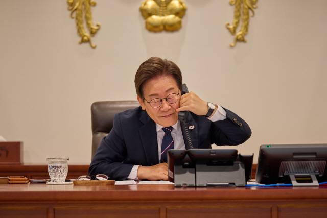 이재명 대통령이 23일 서울 용산 대통령실 청사 집무실에서 안와르 이브라힘 말레이시아 총리와 전화 통화를 하고 있다. 대통령실 제공