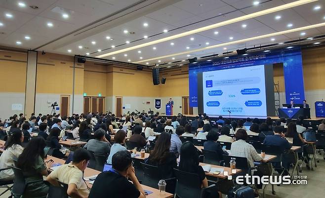 대한의료정보학회 2025 춘계학술대회 개회식에서 염민섭 한국보건의료정보원장이 '보건의료 정보화 현황과 디지털 헬스케어의 미래'를 주제로 특별강연했다.