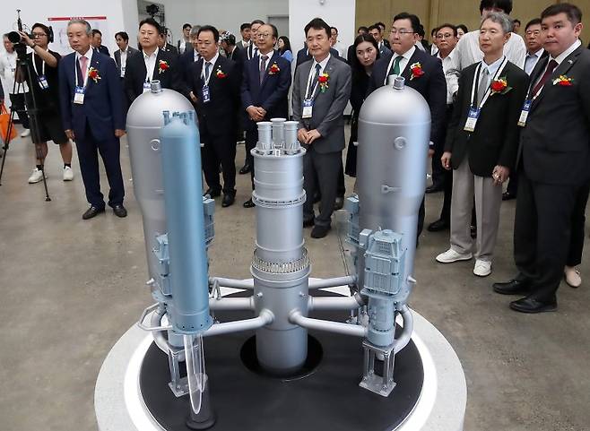 대구 북구 엑스코(EXCO)에서 개막한 '2025 대한민국 전기산업 엑스포'를 찾은 내빈들이 두산에너빌리티 부스에 전시된 원자로냉각재계통(Reactor Coolant System) 모형을 살펴보며 관계자 설명을 듣고 있다. 사진=뉴스1