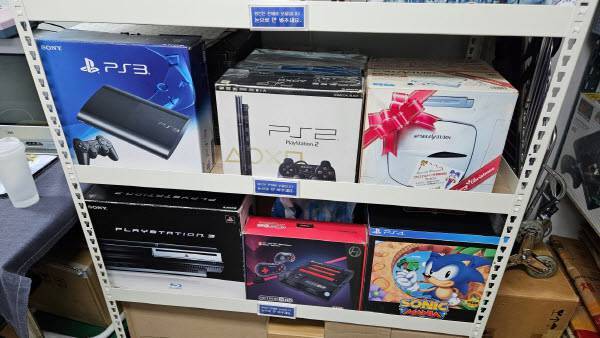 플스2 슬림과 플스3 슬림도 눈에 띈다. 새턴 박스셋은 탐이 난다~~