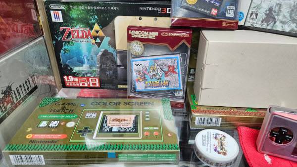 젤다의 전설과 게임 와치로 구성된 장식장