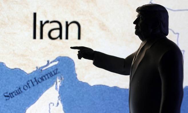 3D 프린팅된 도널드 트럼프 미국 대통령 미니어처가 호르무즈 해협과 이란을 표시한 지도를 가리키는 모습. 로이터 연합뉴스