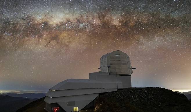 해발 2647m의 칠레 중부 안데스산맥 세로파촌산 정상에 설치된 베라루빈천문대. 베라루빈천문대 제공