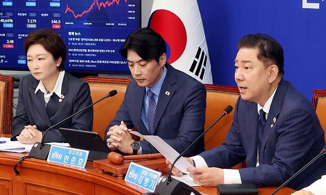 김병기 당대표 직무대행 겸 원내대표가 23일 오전 국회에서 열린 최고위원회의에서 발언하고 있다. 김경호 선임기자 jijae@hani.co.kr