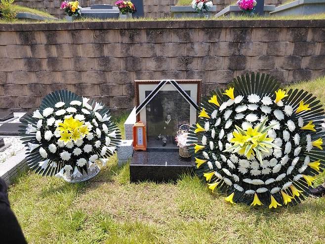 경기도 용인공원묘원의 민영 시인 묘소. 정우영 시인 제공