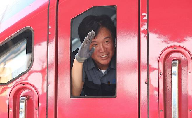 김영훈 고용노동부 장관 후보자가 23일 경북 김천역에서 ITX-마음 열차를 운행하기 위해 열차에 탑승해 배웅 나온 역무원에게 인사하고 있다. 김 후보자는 현직 한국철도공사(코레일) 기관사이며, 전 전국민주노동조합총연맹(민주노총) 위원장이다. 연합뉴스