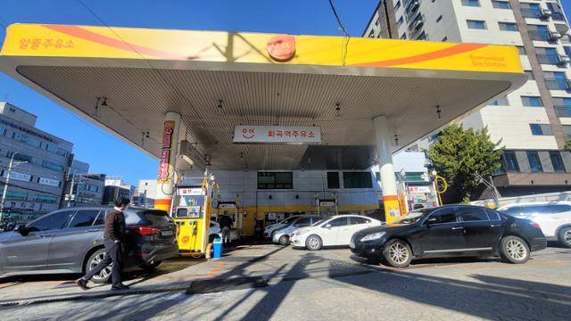 서울 강서구의 한 알뜰주유소. 한국일보 자료사진