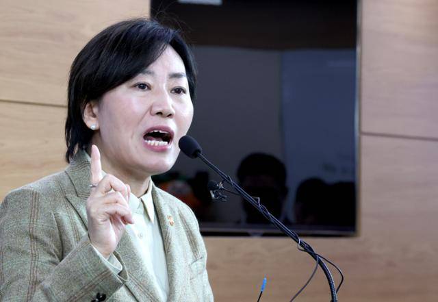 2024년 11일 25일 송미령 농림축산식품부 장관이 정부세종청사 농식품부 기자실에서 양곡관리법 개정안 등 네 개 법안이 지난 21일 더불어민주당 등 당시 야당 단독으로 국회 농림축산식품해양수산위원회를 통과한 데 대해 "집행이 불가능하고, 농업의 미래를 없게 하는 법"이라고 반대 입장을 밝히고 있다. 세종=연합뉴스