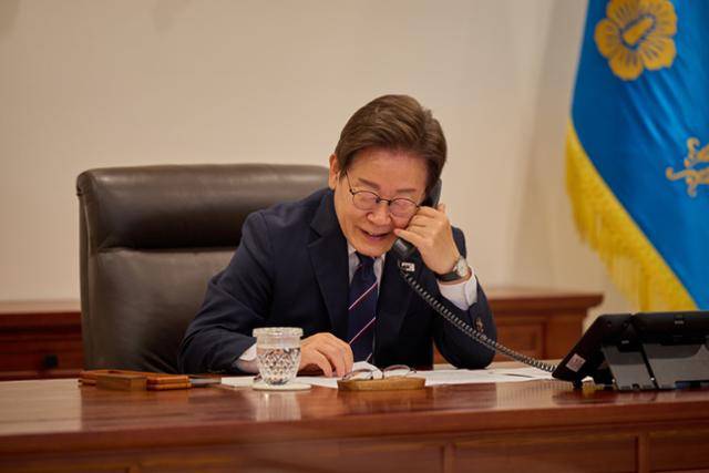 이재명 대통령은 23일 오전 서울 용산 대통령실청사에서 안와르 이브라힘 말레이시아 총리와 전화 통화를 하고 있다. 대통령실 제공