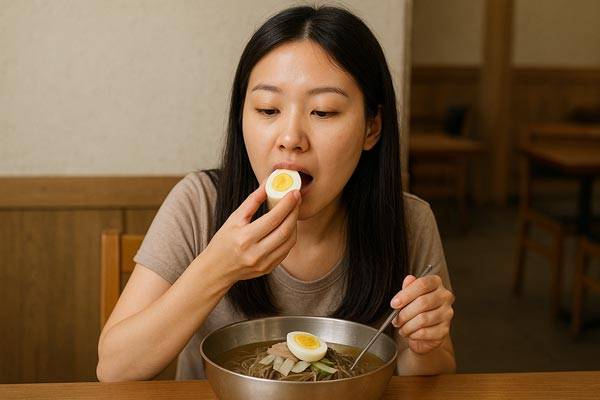 의학상식 유튜브 채널 '닥터프렌즈'의 멤버로 활동 중인 유튜버이자, 서울아산병원 내과 우창윤 진료부교수는 냉면을 먹기 전 달걀을 섭취할 것을 강조했다./사진=챗gpt 생성 이미지