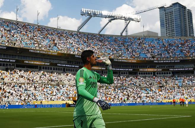 <yonhap photo-2782=""> Soccer Football - FIFA Club World Cup - Group H - Real Madrid v Pachuca - Bank of America Stadium, Charlotte, North Carolina, U.S. - June 22, 2025 Real Madrid's Thibaut Courtois at the end of the first half REUTERS/Susana Vera/2025-06-23 05:52:00/ <저작권자 ⓒ 1980-2025 ㈜연합뉴스. 무단 전재 재배포 금지, AI 학습 및 활용 금지></yonhap>