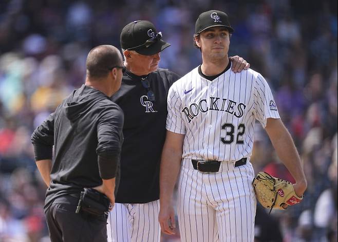 <yonhap photo-1621=""> Colorado Rockies starting pitcher Chase Dollander, right, is consoled by manager Bud Black, center, as he pulls Dollander from the mound because of a finger injury as trainer Heath Townsend looks on in the sixth inning of a baseball game against the Atlanta Braves Wednesday, April 30, 2025, in Denver. (AP Photo/David Zalubowski)/2025-05-01 07:00:56/ <저작권자 ⓒ 1980-2025 ㈜연합뉴스. 무단 전재 재배포 금지, AI 학습 및 활용 금지></yonhap>
