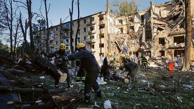 러시아 공습에 무너진 아파트