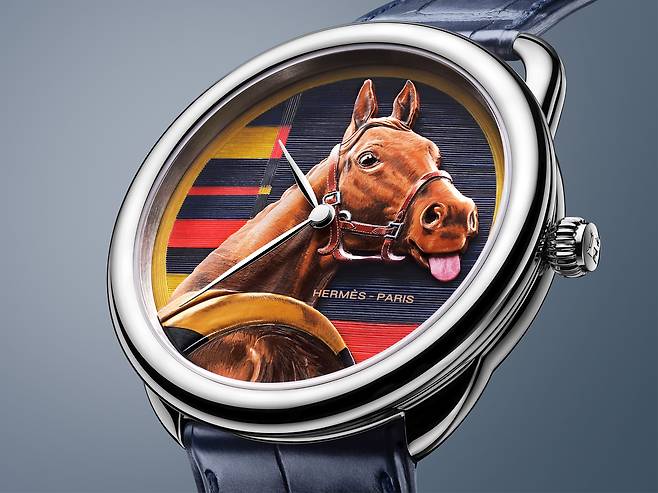9시 방향에 버튼을 누르면 말의 혀가 나오는 재치를 담았다. 사진 에르메스