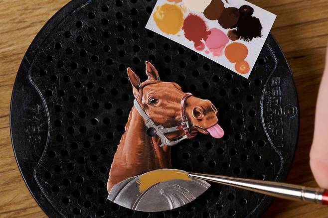 장인이 수작업으로 다이얼을 완성한다. 사진 에르메스