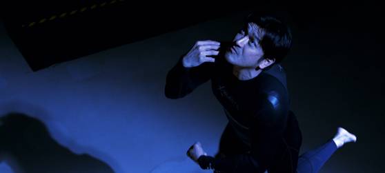 영화 '바다호랑이'는 세월호 참사 당시 구조작업을 벌였던 민간잠수사들의 고통과 트라우마를 다룬 이야기다. 잠수사 경수 역의 이지훈 배우가 물 한 방울 없는 세트장에서 시신 인양 장면을 촬영했다. 사진 영화로운형제