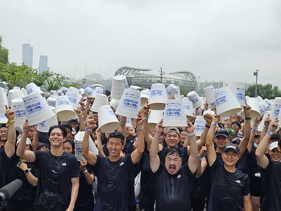 21일 서울반포한강공원 달빛광장 '2025 아이스 버킷 챌린지 런' 행사장에서 박보검씨, 가수 션, 개그맨 강재준씨, 이영표 축구해설위원(왼쪽부터)과 2000여 명 참가자들이 얼음물을 뒤집어쓴 뒤 환하게 웃고 있다. 최은경 기자