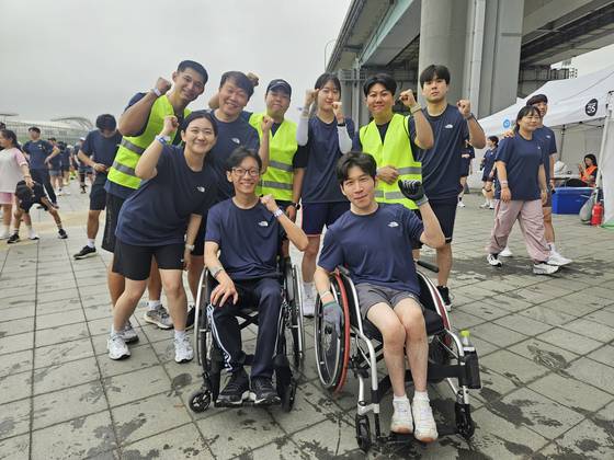 '2025 아이스 버킷 챌린지 런' 행사장에서 만난 '배리어프리 러닝 크루' 멤버들. 장애인과 비장애인이 함께 달리기를 즐기는 모임으로 지난해 결성됐다. 최은경 기자