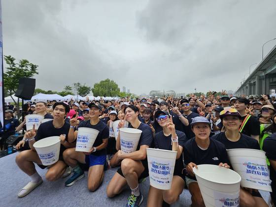 21일 서울반포한강공원에서 열린 '2025 아이스 버킷 챌린지 런' 행사에서 션과 배우 박보검, 윤세아, 임세미씨 등이 참여하는 '언노운 크루' 멤버들이 얼음물을 뒤집어쓰는 챌린지를 마친 뒤 포즈를 취했다. 최은경 기자