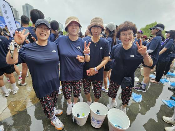 배우 박보검의 팬클럽 '보검복지부'로 활동하고 있는 백형옥(75, 제일 오른쪽)씨가 다른 멤버들과 함께 '2025 아이스 버킷 챌린지 런'에 참가했다. 최은경 기자
