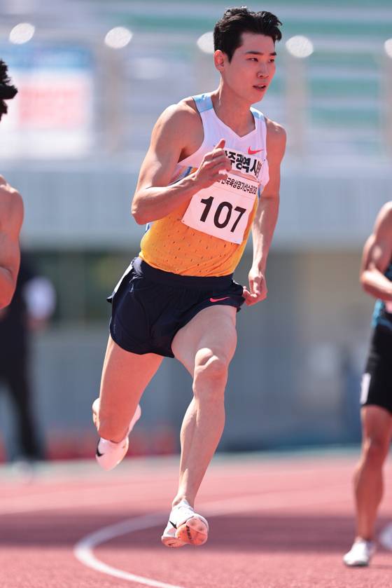 전국육상경기선수권 200m 경기에서 곡선 주로를 빠져 나오는 고승환. 사진 대한육상연맹