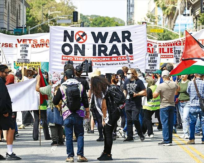 “전쟁 중단하라” 시위에도 … 트럼프, 이란 공습 21일(현지시간) 미국 캘리포니아주 로스앤젤레스(LA)에서 ‘이란 전쟁을 중단하라’는 구호를 내건 시위대가 도심을 행진하고 있다. 이날 밤 도널드 트럼프 미국 대통령은 이란 핵시설 세 곳을 공습했다. 로이터연합뉴스