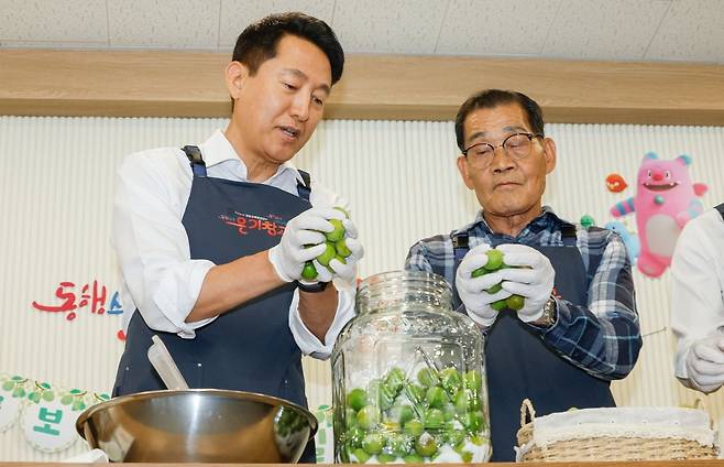 오세훈 서울시장이 23일 서울 영등포쪽방상담소에서 열린 온기창고 개소식에서 주민대표와 매실청을 담그고 있다.
