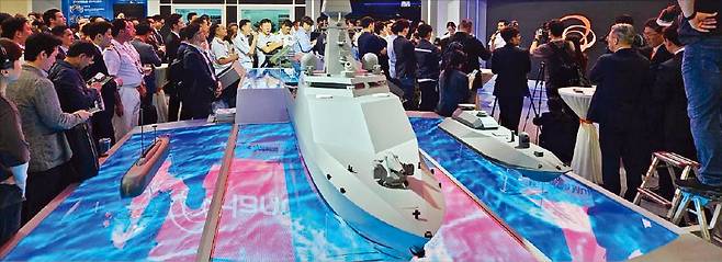 한화시스템이 지난달 28일부터 나흘간 부산 벡스코에서 열린 국제해양방위산업전 ‘마덱스 2025’에서 전투용 무인수상정을 공개했다. 한화시스템 제공