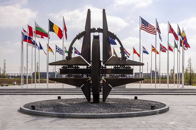 지난 4월 10일 벨기에 브뤼셀에 있는 나토 본부에 회원국들의 국기가 바람에 펄럭이고 있다. AP연합뉴스