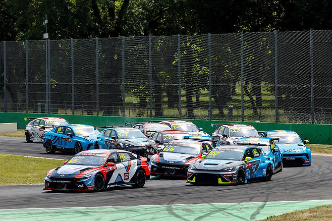 2025 TCR 월드투어 3라운드 이탈리아 대회에서 현대차 ’엘란트라 N TCR(국내명 아반떼 N TCR)이 주행하고 있다.