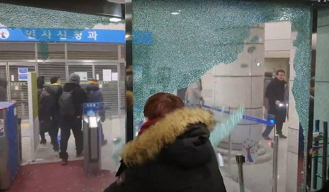 윤석열 지지자 서부지법 난입 폭력 사태. 유튜브 갈무리