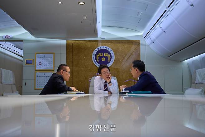 이재명 대통령 지난 16일 주요 7개국(G7) 정상회의 참석을 위해 캐나다로 향하는 공군1호기 안에서 회의를 하고 있다. 대통령실사진기자단