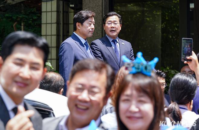 박찬대 더불어민주당 의원이 23일 서울 여의도 중앙당사에서 당대표 선거 출마선언을 마치고 지지자들에게 인사하고 있다.