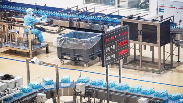 지난 12일 중국 지린성 옌볜 조선족 자치주 농심 백산수 신공장에서 백산수가 생산되고 있다. 무인 자동화 시스템이 구축된 이곳에선 취수·포장·물류 등 전 공정에 사람의 손이 닿지 않는다. 오염을 원천적으로 봉쇄하면서 생산력을 끌어올리는 효과를 보고 있는 셈이다. 옌볜=윤웅 기자