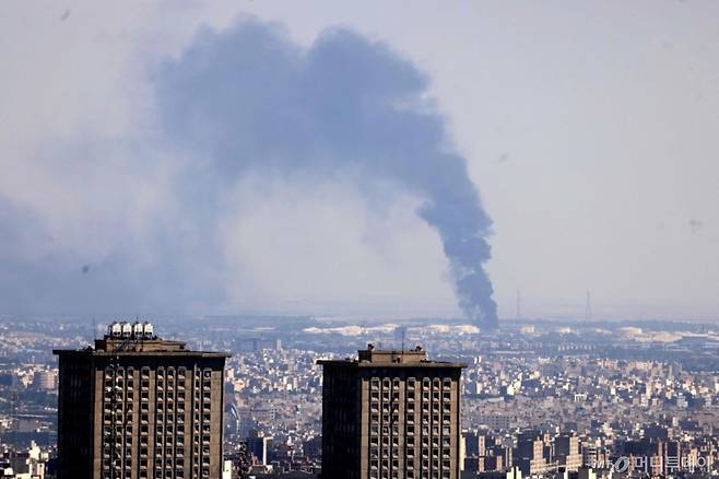 (테헤란 AFP=뉴스1) 김예슬 기자 = 17일(현지시간) 이란 수도 테헤란에서 이스라엘의 공습으로 연기가 피어오르는 모습. 25.06.17 ⓒ AFP=뉴스1 Copyright (C) 뉴스1. All rights reserved. 무단 전재 및 재배포, AI학습 이용 금지. /사진=(테헤란 AFP=뉴스1) 김예슬 기자