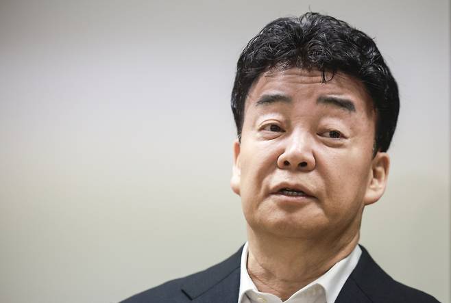 백종원 더본코리아 대표가 지난 3월28일 서울 서초구의 한 회의공간에서 열린 더본코리아 주주총회에서 취재진의 질문에 답하고 있다./사진=뉴시스.