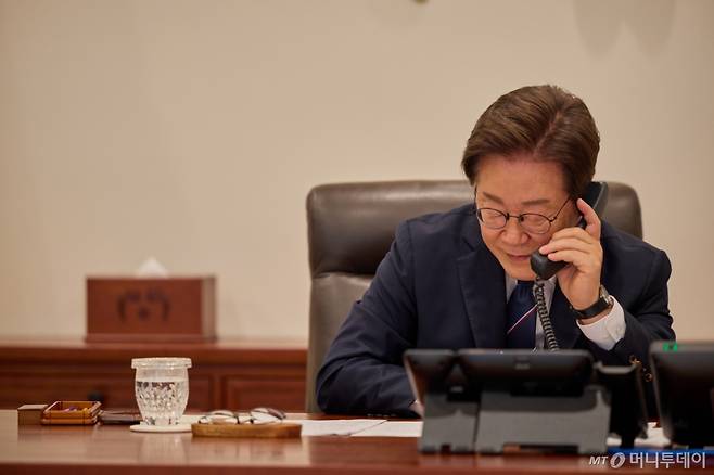 (서울=뉴스1) 허경 기자 = 이재명 대통령이 23일 서울 용산구 대통령실 청사 집무실에서 안와르 이브라힘 말레이시아 총리와 전화 통화를 하고 있다. (대통령실 제공. 재판매 및 DB 금지) 2025.6.23/뉴스1 Copyright (C) 뉴스1. All rights reserved. 무단 전재 및 재배포, AI학습 이용 금지. /사진=(서울=뉴스1) 허경 기자