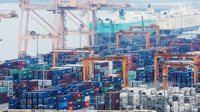 13일 경기 평택시 포승읍 평택항에 수출용 컨테이너가 세워져 있다. /사진=뉴스1