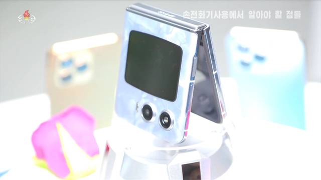 북한 조선중앙TV가 지난 18일 손전화기(스마트폰) 사용법을 전하며 공개한 마두산 제작 폴더블 스마트폰. 조선중앙TV 화면. 연합뉴스