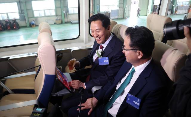 2024년 11월25일 열린 ‘서울 한강버스 진수식’ 종료 후 한강버스 내부를 확인하는 오세훈 서울시장. 연합뉴스