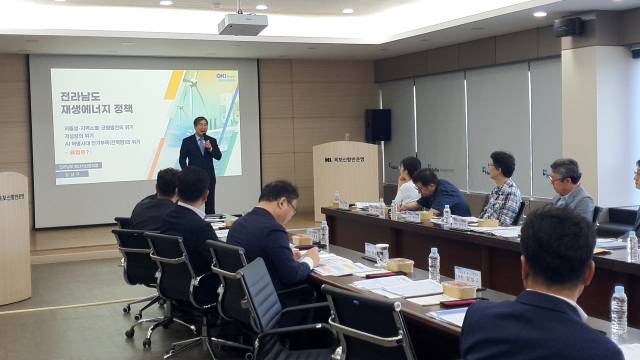 ▲ 지난 20일 목포신항만에서 열린 국회입법조사처 자문위원회 간담회에서 이관후 국회입법조사처장, 이진수 입법정책자문위원장 등 9명이 방문한 가운데 전남도가 지역 재생 에너지 정책 현안 등을 설명하고 있다.ⓒ전남도 제공