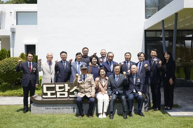 ▲23일 도담소에서 열린 경기도 보훈단체장 오찬 간담회에서 김동연 경기도지사와 도내 13개 보훈단체 경기도지부장 등이 기념촬영을 하고 있다. ⓒ경기도